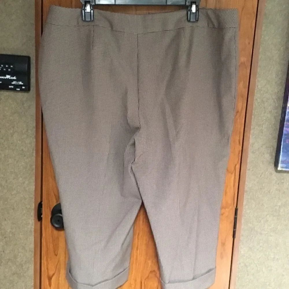 JM Collection Women’s Sz 18 Capri Slacks - Picture 9 of 11